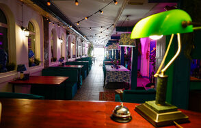 Индийский лофт-сад с тропическими растениями