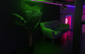 The Portal. Тёмный неоновый лофт