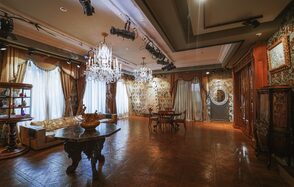 Зонированное пространство с антикварной мебелью 