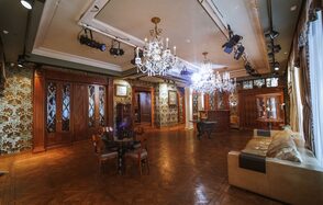 Зонированное пространство с антикварной мебелью 