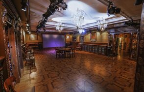 Зонированное пространство с антикварной мебелью 