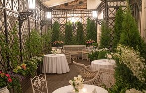 Зонированное пространство с антикварной мебелью 