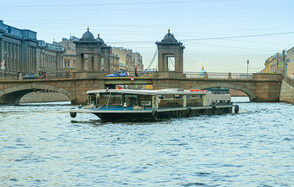 Теплоход с банкетной зоной 