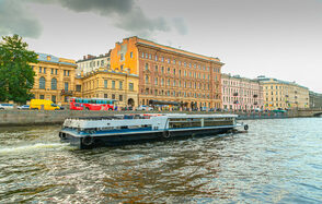Теплоход с банкетной зоной 