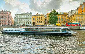 Теплоход с банкетной зоной 
