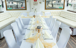 Теплоход с банкетной зоной 