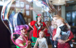 Тематический лофт с большим круглым столом