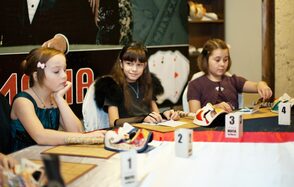 Тематический лофт с большим круглым столом