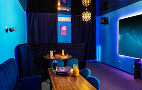 Зал Космос. Тёмная лофт-комната 