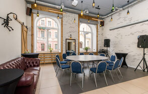 Светлый лофт с большими окнами