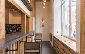 Светлый лофт с большими окнами