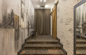 Светлый лофт с большими окнами