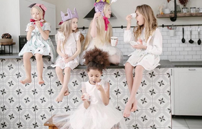 Лофт с кухней в белом кирпиче для детских праздников 