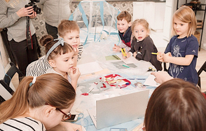 Лофт с кухней в белом кирпиче для детских праздников 