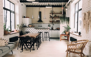 Лофт с кухней в белом кирпиче для детских праздников 