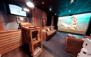 Лофт с большим экраном 