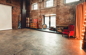 Apriori Photo Коричневый лофт с верандой