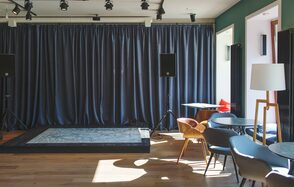 Книги и кофе. Творческий лофт со сценой