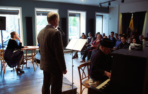 Книги и кофе. Творческий лофт со сценой