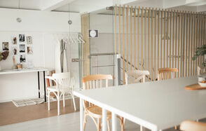 Натура Место. Белый зал в лофтовой студии