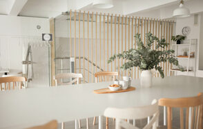 Натура Место. Белый зал в лофтовой студии