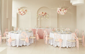 Роскошный панорамный лофт . Длинный высокий стол с накрытой едой для фуршета