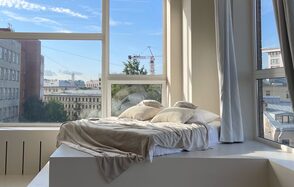 Gold-лофт для праздников, девичников, фото и видеосъемки. Небольшие журнальные столики. Дизайнерские стулья