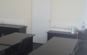 Аудитория с партами 