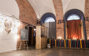 Лофт с арочными окнами и отдельным входом