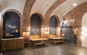 Лофт с арочными окнами и отдельным входом