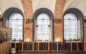 Лофт с арочными окнами и отдельным входом