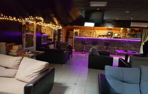 Зеркальный лофт с барной стойкой