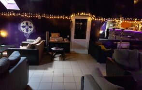 Зеркальный лофт с барной стойкой