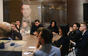 Deworkacy Красный Октябрь Стильная переговорная