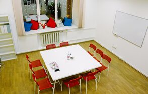 Moscow English Club Аудитория с большим окном