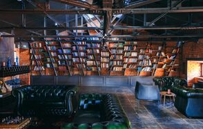 Deworkacy Красный Октябрь Лофт-библиотека с камином 