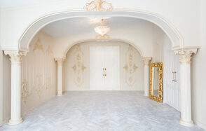 The Museum Studio Светлый лофт с витражными окнами 