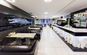 Бар с зелеными растениями 