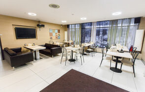 Бар с зелеными растениями 