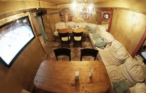 Зал с мягкими диванами 