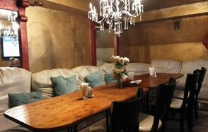 Зал с мягкими диванами 