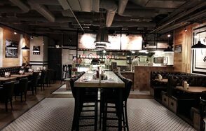 Кафе под закрытие в Деловом Центре 