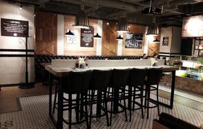 Кафе под закрытие в Деловом Центре 