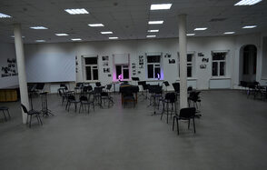 Белый лофт с колоннами и роялем 