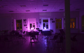 Белый лофт с колоннами и роялем 