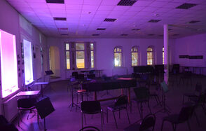 Белый лофт с колоннами и роялем 