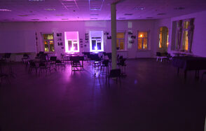 Белый лофт с колоннами и роялем 