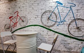 CheckPoint. Зал антикафе в белом кирпиче 