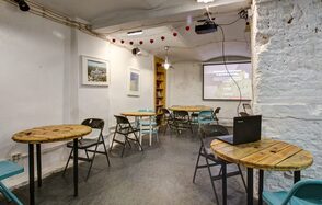 CheckPoint. Зал антикафе в белом кирпиче 