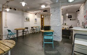 CheckPoint. Зал антикафе в белом кирпиче 